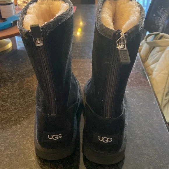 Size 2 Black UGG boots with zipper back in very good condition - Picture 2 of 6
